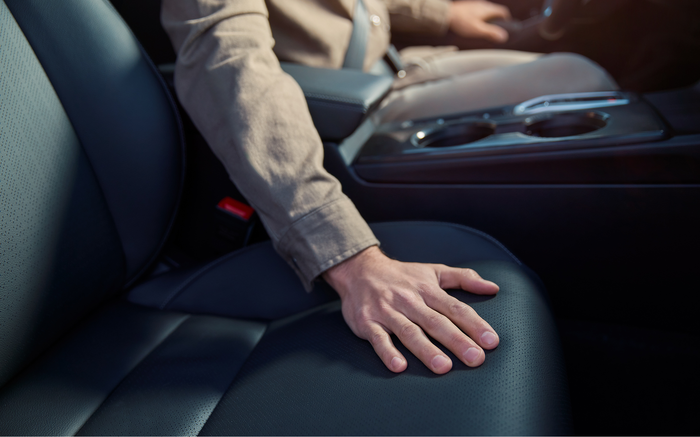 Person, die die Sitze im Inneren des Honda Civic Hybrid berührt.